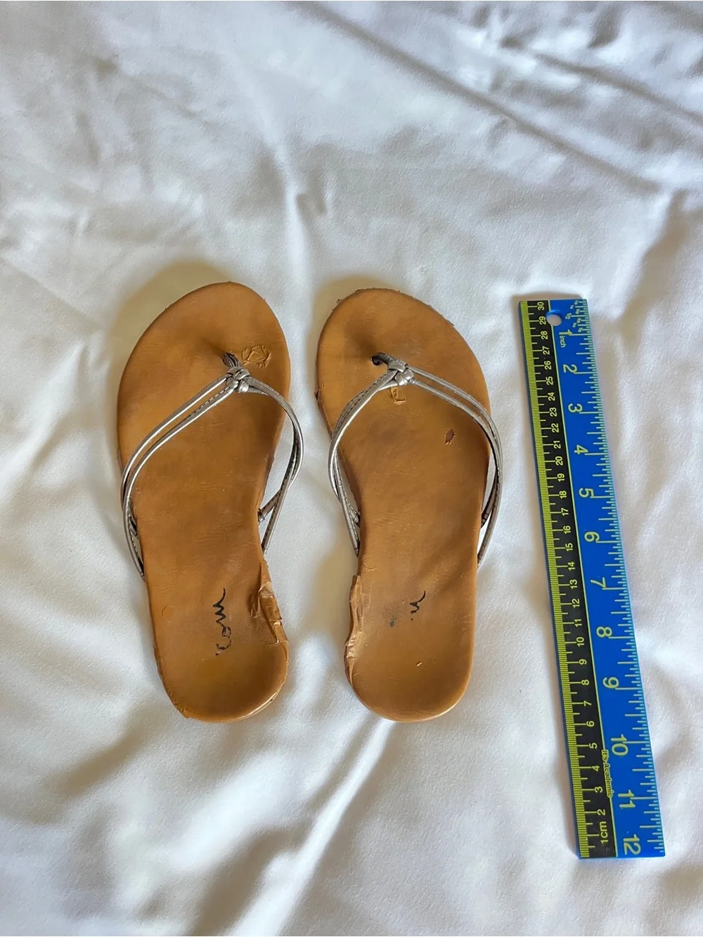 Women's Silver Metallic Strappy Sandals Flip Flops Tan Leather Footbed Size 5.5